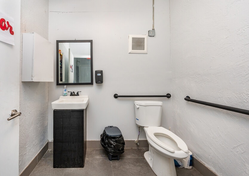 More Photos Of 660-680 NW 71st St, Miami Warehouse For Sale