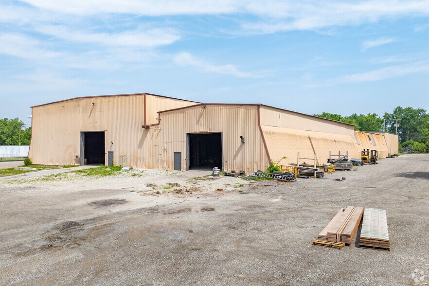 More Photos Of 7660 W 3rd St, Dayton Manufacturing For Lease