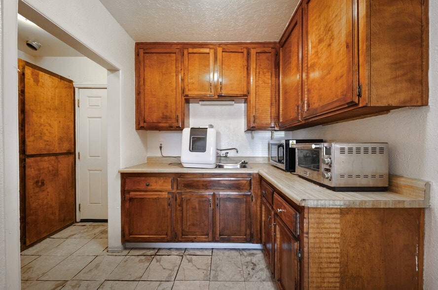 More Photos Of 931 26th St, Bakersfield Movie Radio TVStudio For Sale