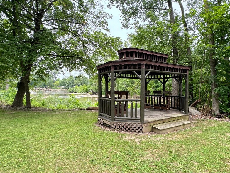 More Photos Of 255 Riverside Dr, Tiffin General Retail For Sale