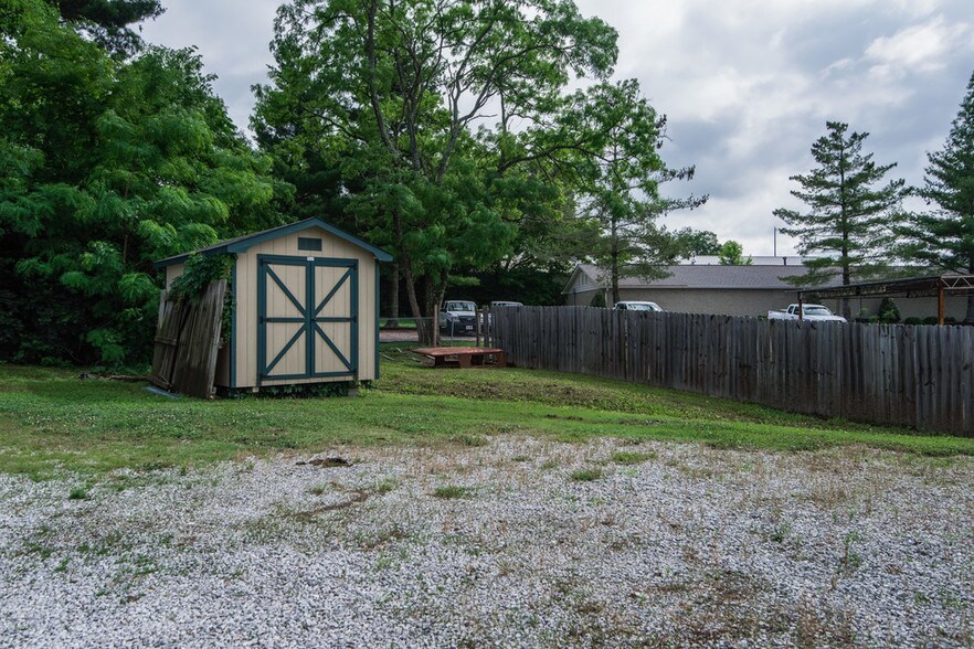 More Photos Of 1115 Lakeview Dr, Franklin Freestanding For Sale