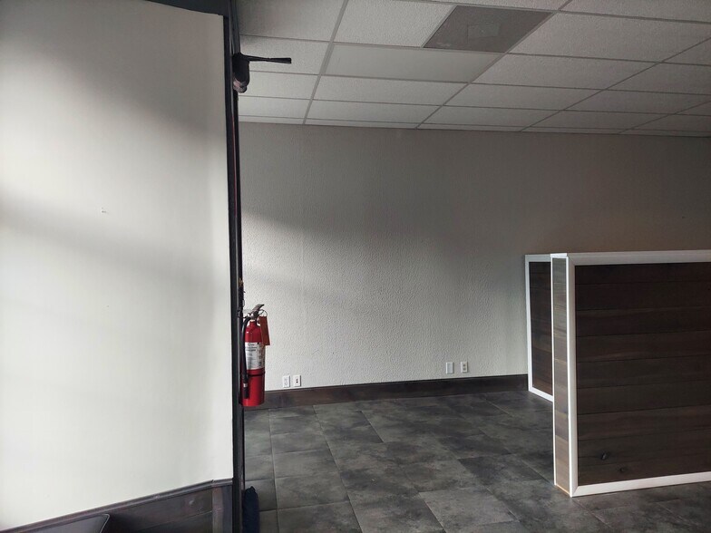 More Photos Of 207 N Brewer St, Paris Storefront Retail Office For Lease