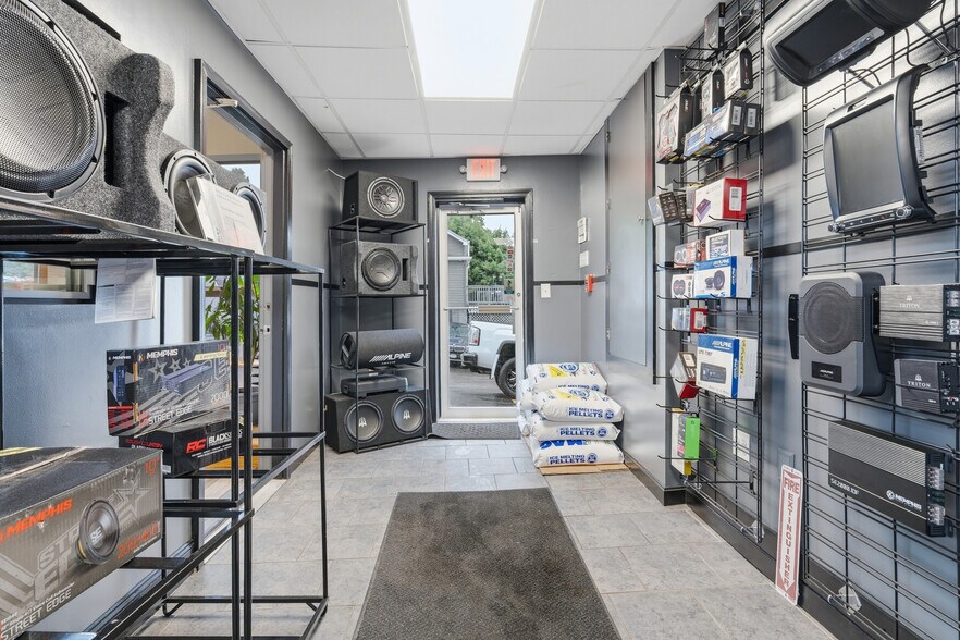 More Photos Of 1097 Eddie Dowling Hwy, North Smithfield Service Station For Sale