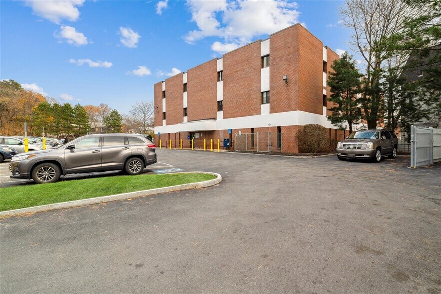 More Photos Of 225 Boston St, Lynn Medical For Lease