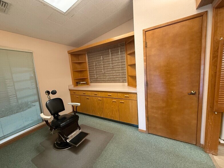 More Photos Of 1390 W H St, Oakdale General Retail For Lease