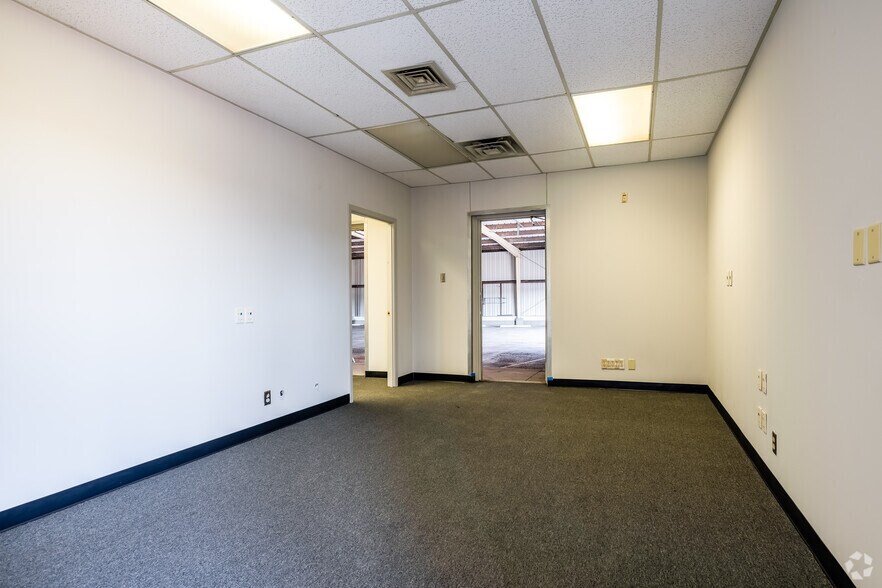 More Photos Of 605 E Yukon Rd, Odessa Warehouse For Lease