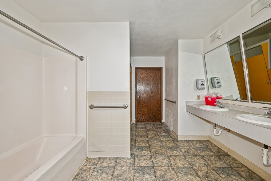 More Photos Of 1310 Solar Dr, Waterloo Office For Sale