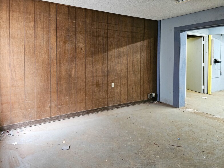 More Photos Of 110 CR 141, Sweetwater Warehouse For Sale