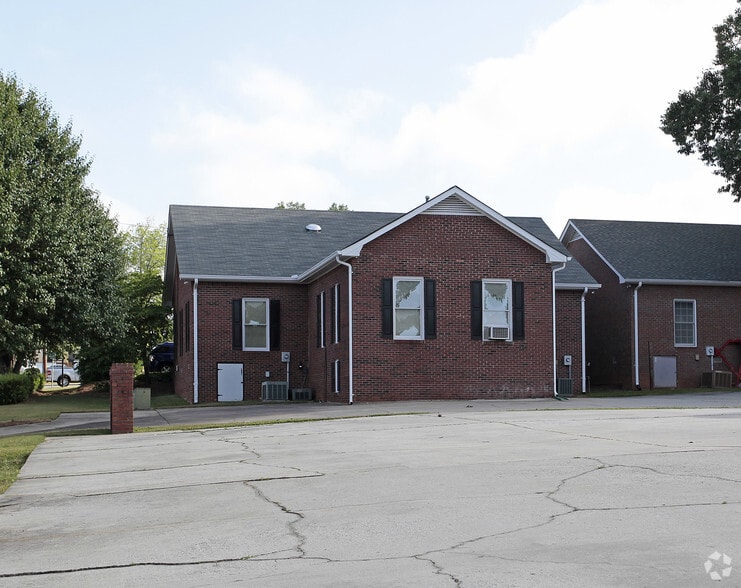 More Photos Of 370 W Stonewall Ave, Fayetteville Office For Sale