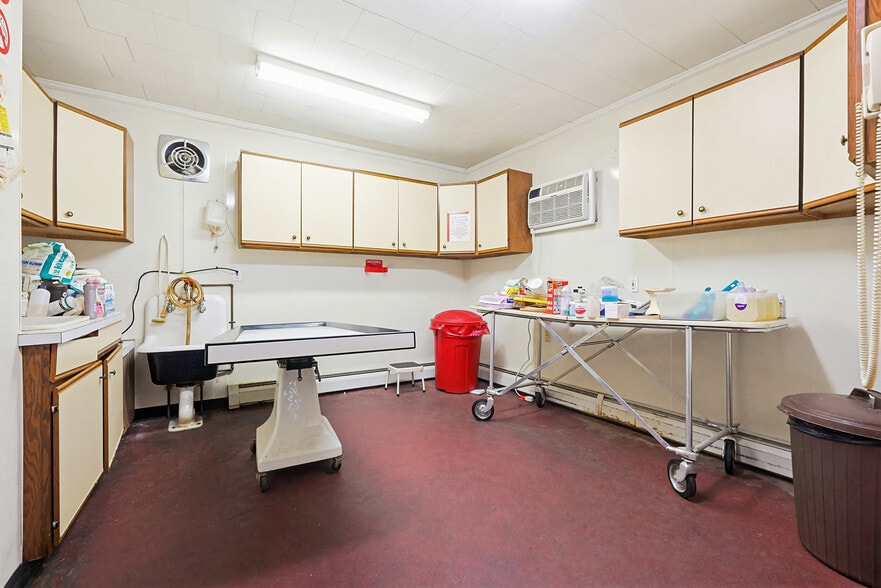 More Photos Of 1501 Lonsdale Ave, Lincoln General Retail For Sale