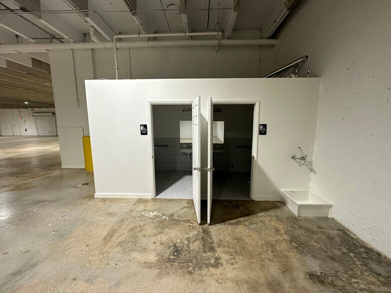 More Photos Of 6599 NW 74th Ave, Miami Warehouse For Lease