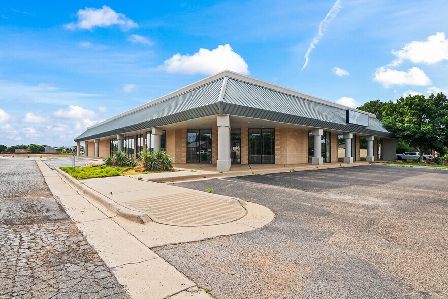 More Photos Of 7705 Quaker Ave, Lubbock Freestanding For Lease