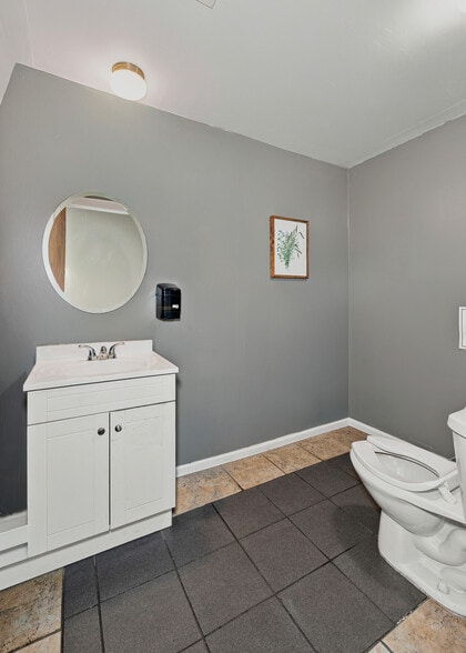 More Photos Of 20 Town Sq, Greenwood Health Club For Sale