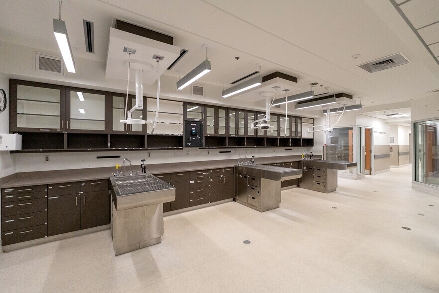 More Photos Of 2580 Capilano Rd, North Vancouver Veterinarian Kennel For Lease