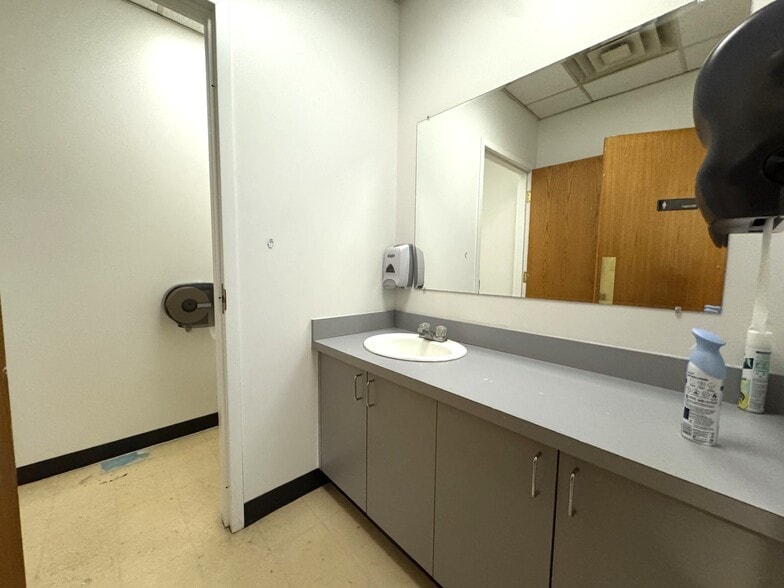 More Photos Of 4 Betty St, Everett Flex For Lease