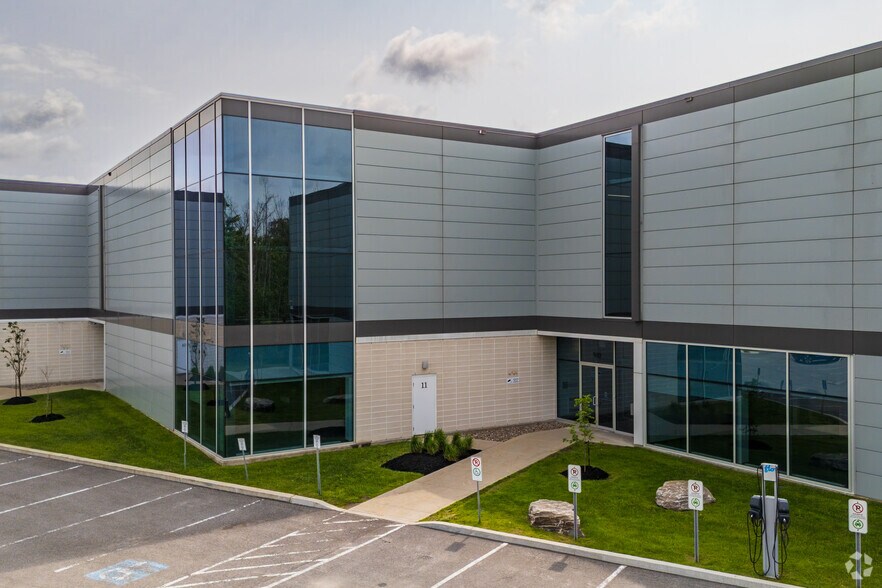 Primary Photo Of 970-980 Pl Paul-Kane, Laval Warehouse For Lease