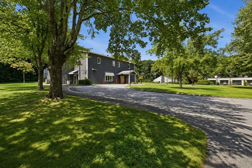More Photos Of 56 Westchester Ave, Pound Ridge Freestanding For Lease