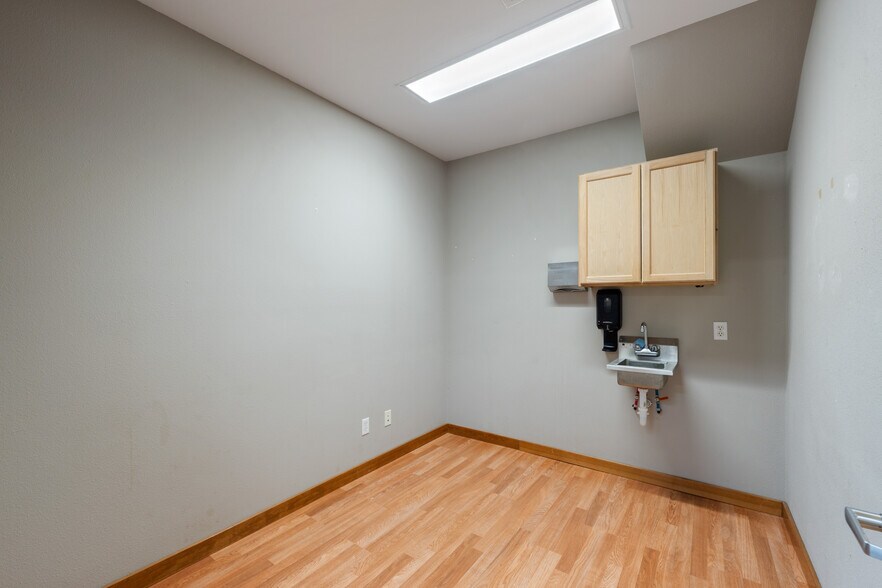 More Photos Of 441-433 30th St, Astoria Healthcare For Lease