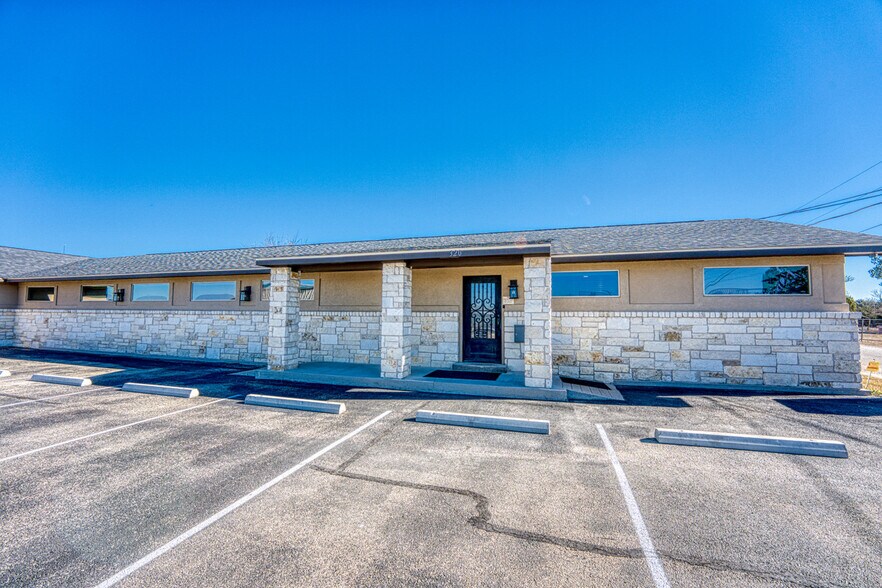 More Photos Of 320 Southland Dr, Burnet Office For Sale