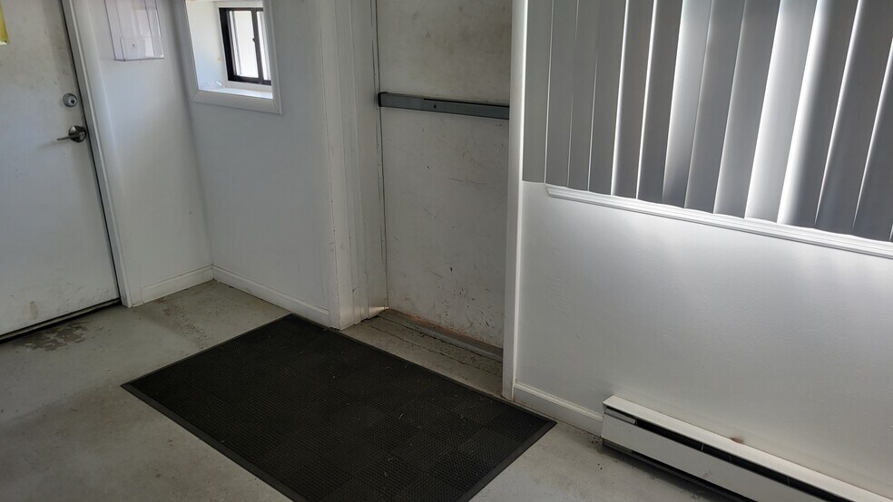 More Photos Of 4 Hadden Dr, Montgomery Warehouse For Lease