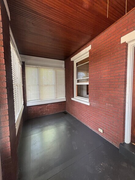 More Photos Of 27 S Whittaker St, New Buffalo Storefront Retail Residential For Lease