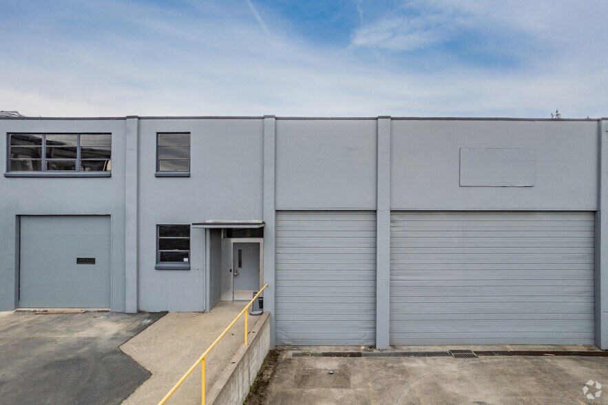 More Photos Of 2515-2517 SE Mailwell Dr, Milwaukie Manufacturing For Lease