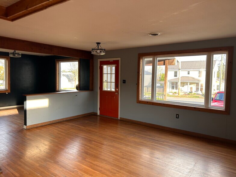 More Photos Of 310 E Washington St, Cuba Flex For Sale