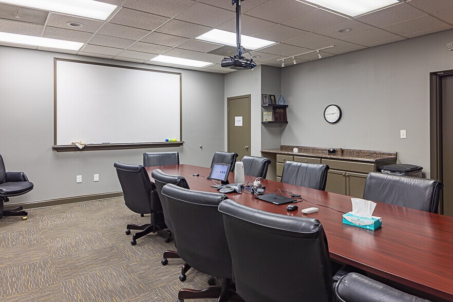 More Photos Of 2528 Wesley St, Johnson City Office For Sale