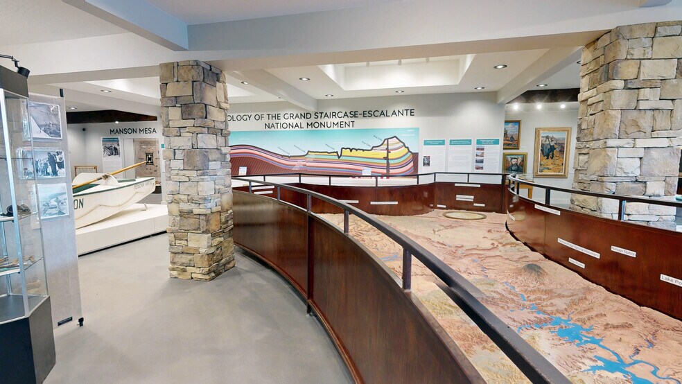 More Photos Of 6 N Lake Powell Blvd, Page Freestanding For Lease