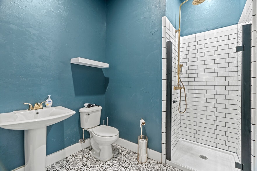 More Photos Of 606 Frisco Ave, Clinton Storefront Retail Office For Sale