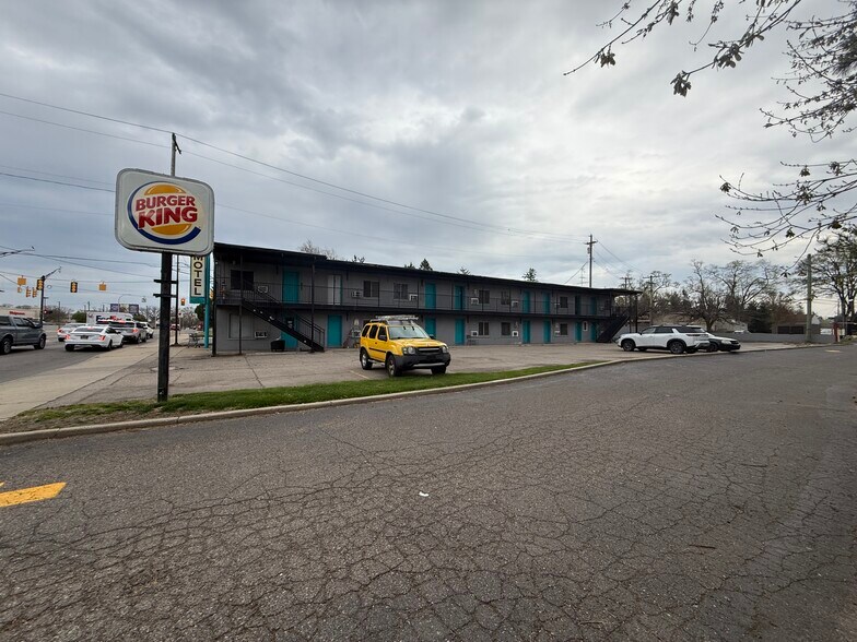 More Photos Of 111 W 12 Mile Rd, Royal Oak Hotel For Sale