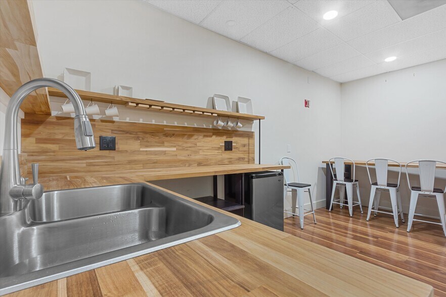 More Photos Of 8911 Lakewood Dr, Windsor Medical For Lease