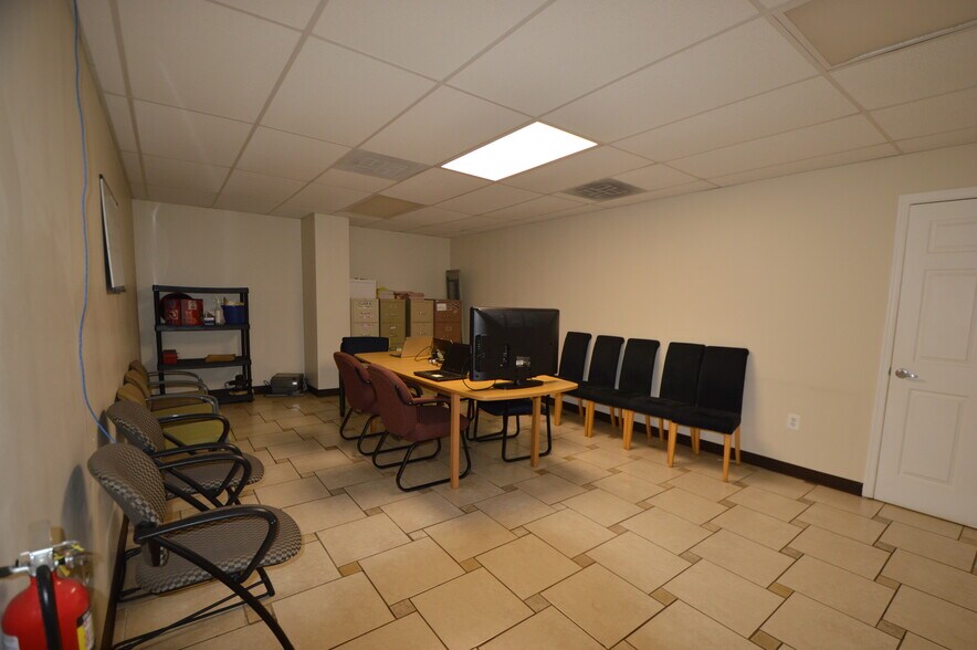 More Photos Of 7278 Centreville Rd, Manassas Showroom For Lease