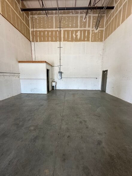 More Photos Of 107 Business Park Way, Atwater Warehouse For Lease
