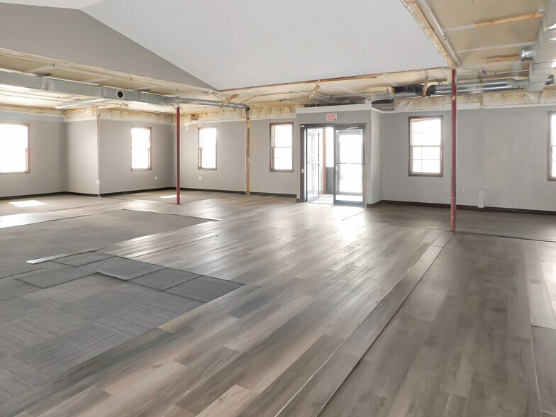 More Photos Of 769 N Blackhawk Blvd, Rockton Office For Lease