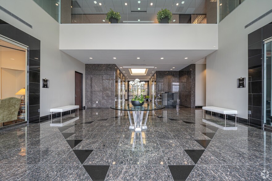 More Photos Of 11451 Katy Fwy, Houston Office For Lease