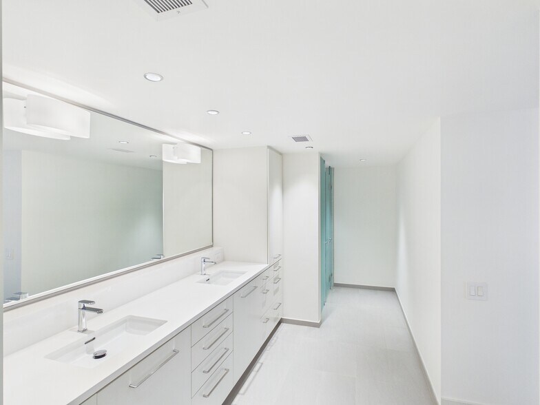 More Photos Of 1111 Lagoon Dr, Dallas Office For Sale