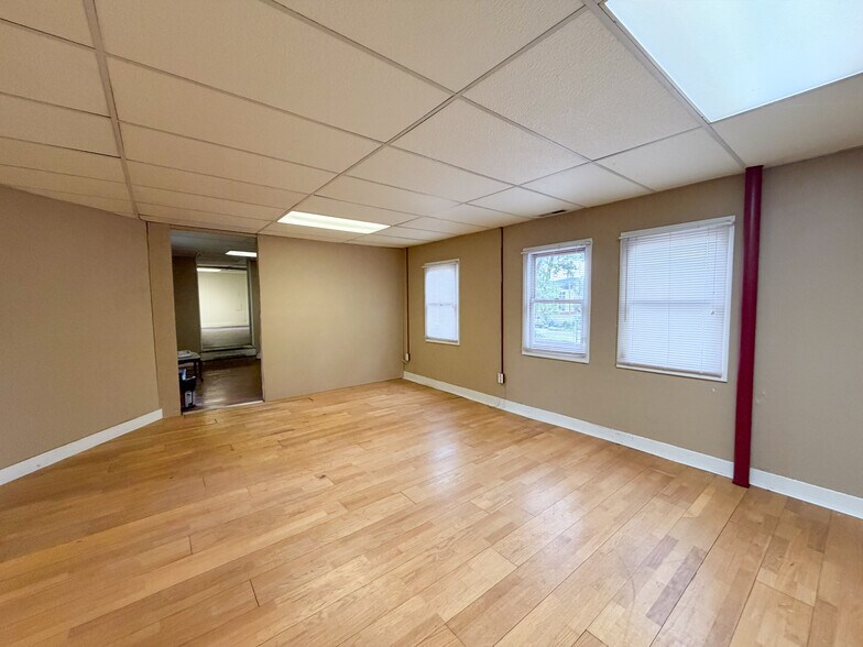More Photos Of 47 Billard St, Meriden Showroom For Sale