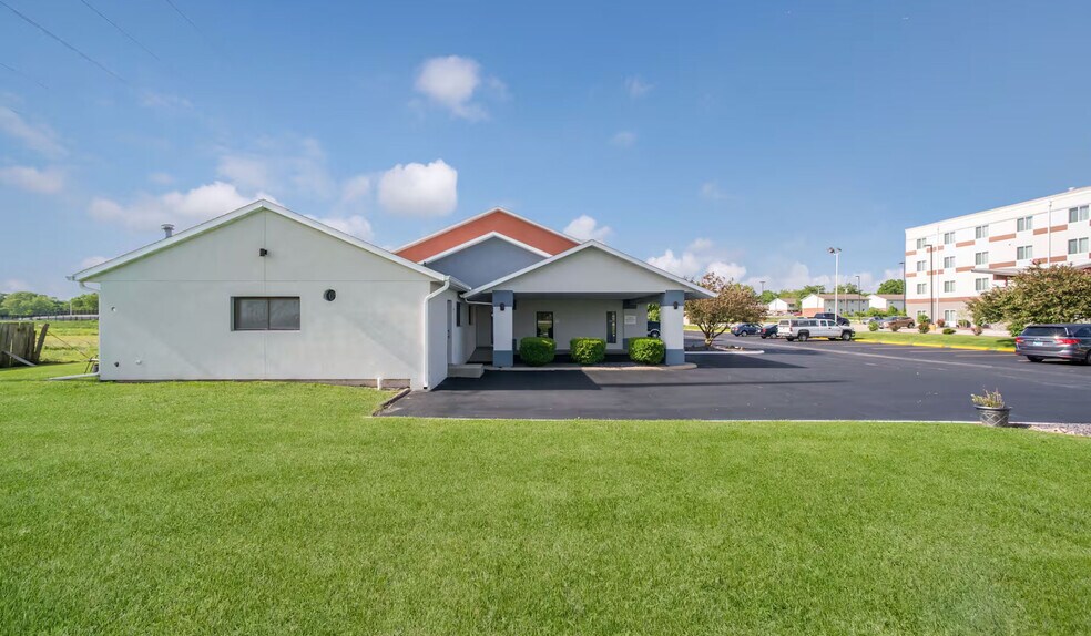 More Photos Of 1606 W Fayette Ave, Effingham Hotel For Sale