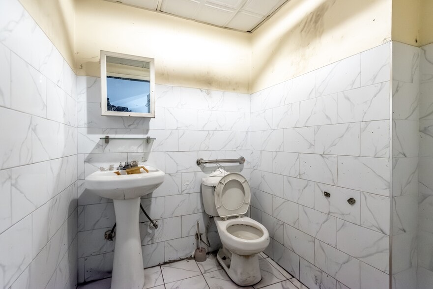 More Photos Of 616 Coney Island Ave, Brooklyn Auto Repair For Sale