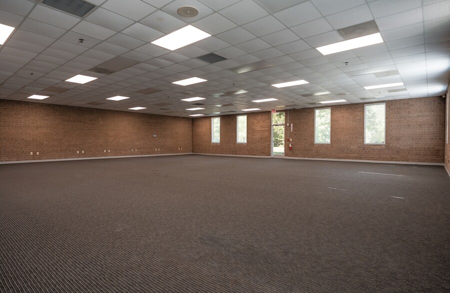 More Photos Of 314 S Chimney Rock Rd, Greensboro Distribution For Lease