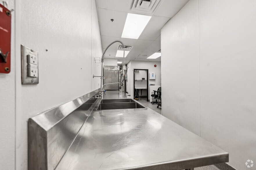 More Photos Of 1055 howell mill Rd, Atlanta Office For Lease