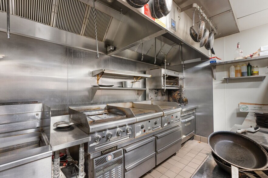 More Photos Of 24 Navy Pier Ct, Staten Island Restaurant For Lease