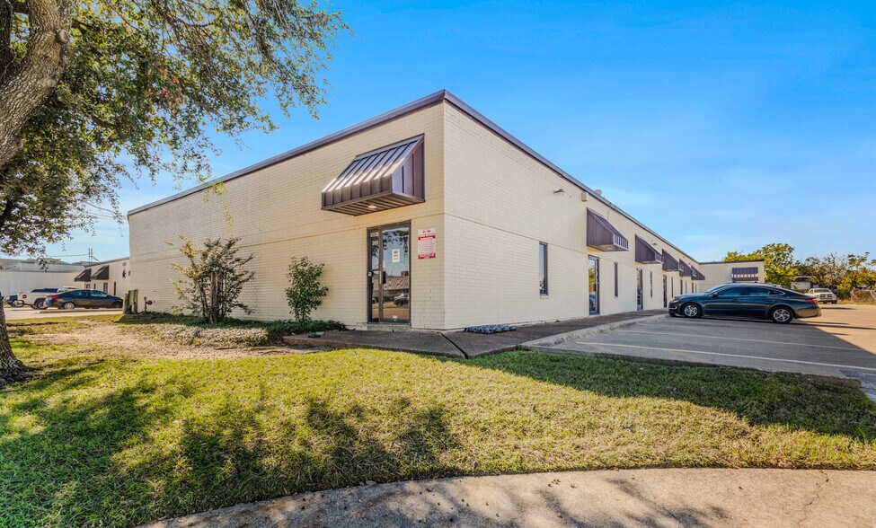 More Photos Of 8160 Moberly Ln, Dallas Light Manufacturing For Lease