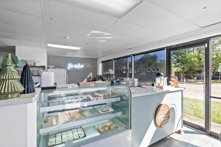 More Photos Of 410 W Carson St, Bryan Auto Repair For Sale