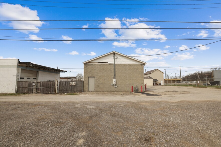 More Photos Of 1890 S High St, Columbus Light Distribution For Sale