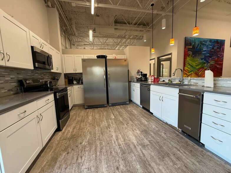 More Photos Of 2101 W Chesterfield Blvd, Springfield Office For Sale