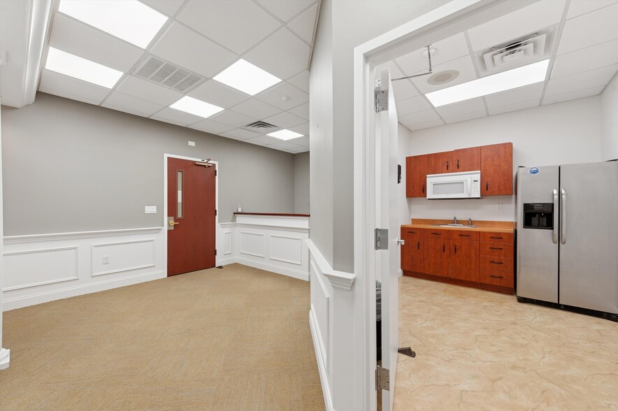 More Photos Of 300 Pantigo Pl, East Hampton Office Residential For Lease