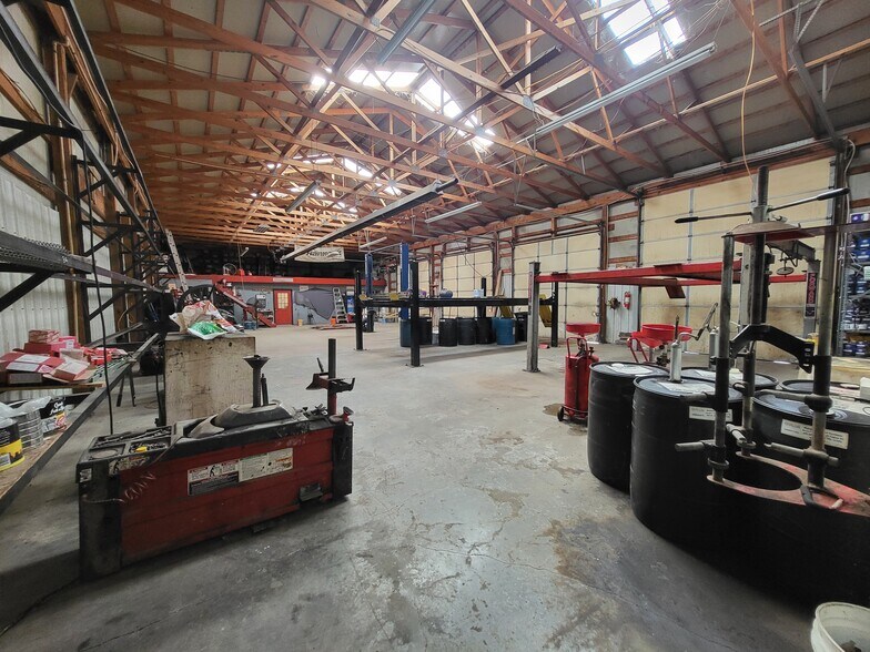 More Photos Of 569 W Valley St, Granby Auto Repair For Lease