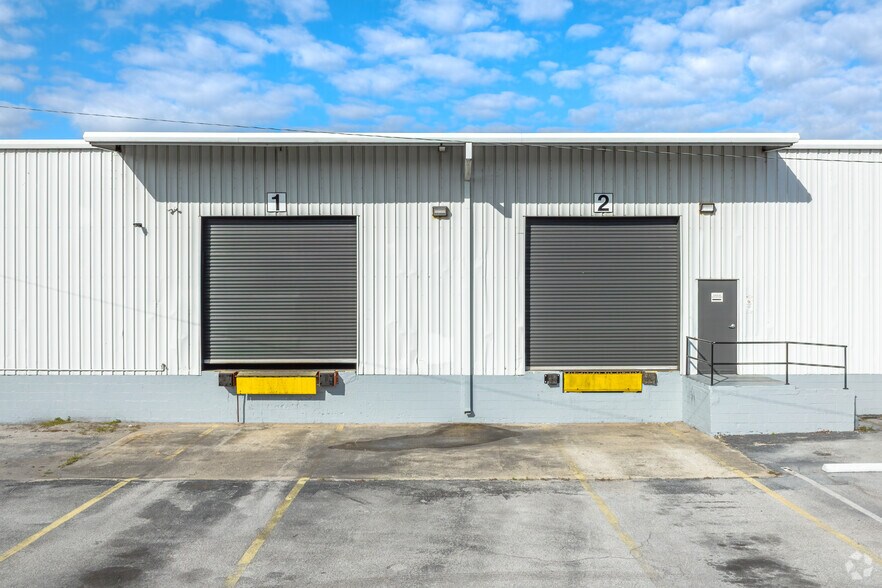 More Photos Of 2910-2930 Maine Ave, Lakeland Distribution For Lease